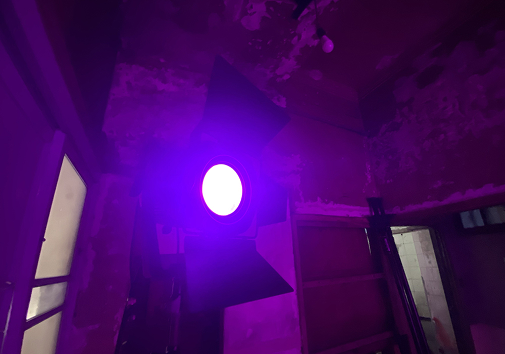 紫色を発光する撮影ライト