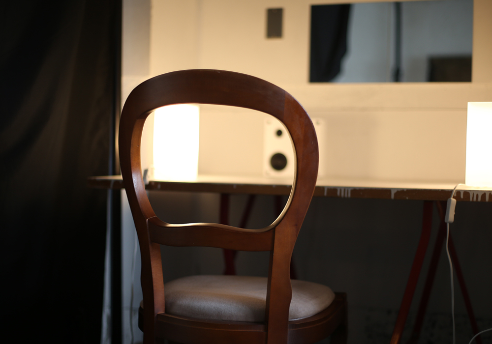 スタジオ内の机と椅子